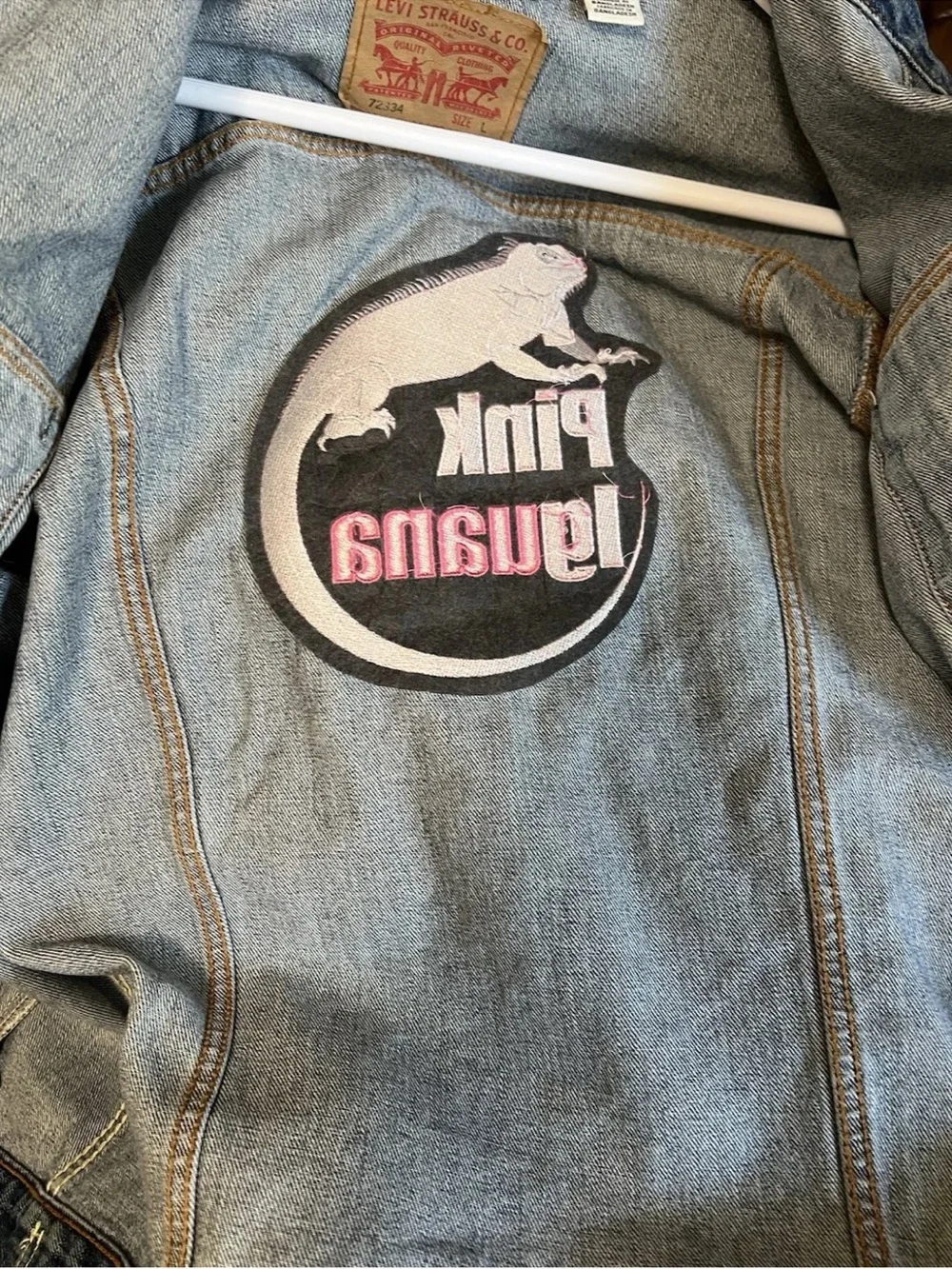 Custom Embroidered Levi's Denim Trucker Jacket Size L Pink Iguana Graphic 72334